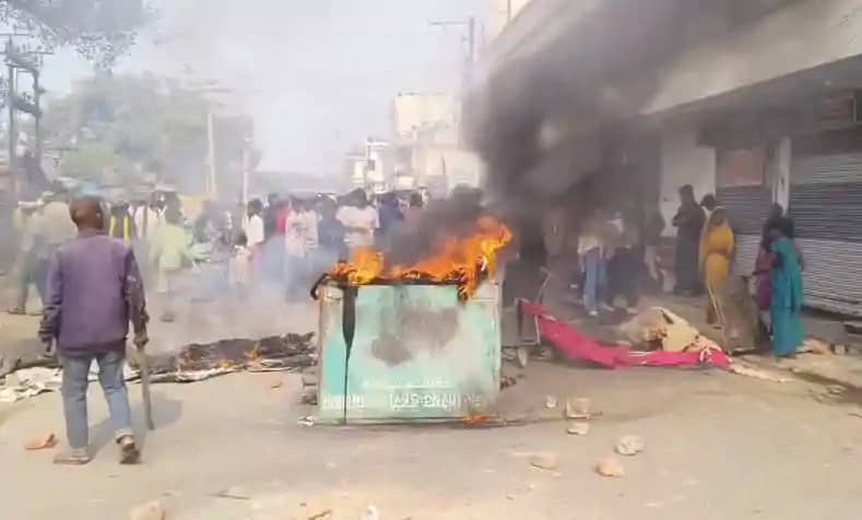 गरीबों की झोपड़ी पर 'सरकारी बुलडोजर' का कहर, रसूखदारों के पक गरीबों की झोपड़ी पर 'सरकारी बुलडोजर' का कहर, रसूखदारों के पक