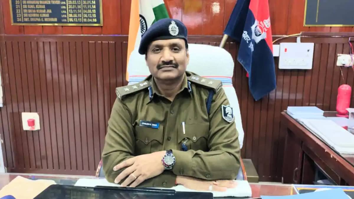 Bihar News : शिवहर में लापरवाह पुलिसकर्मियो पर गिरी गाज, एसप Bihar News : शिवहर में लापरवाह पुलिसकर्मियो पर गिरी गाज, एसप