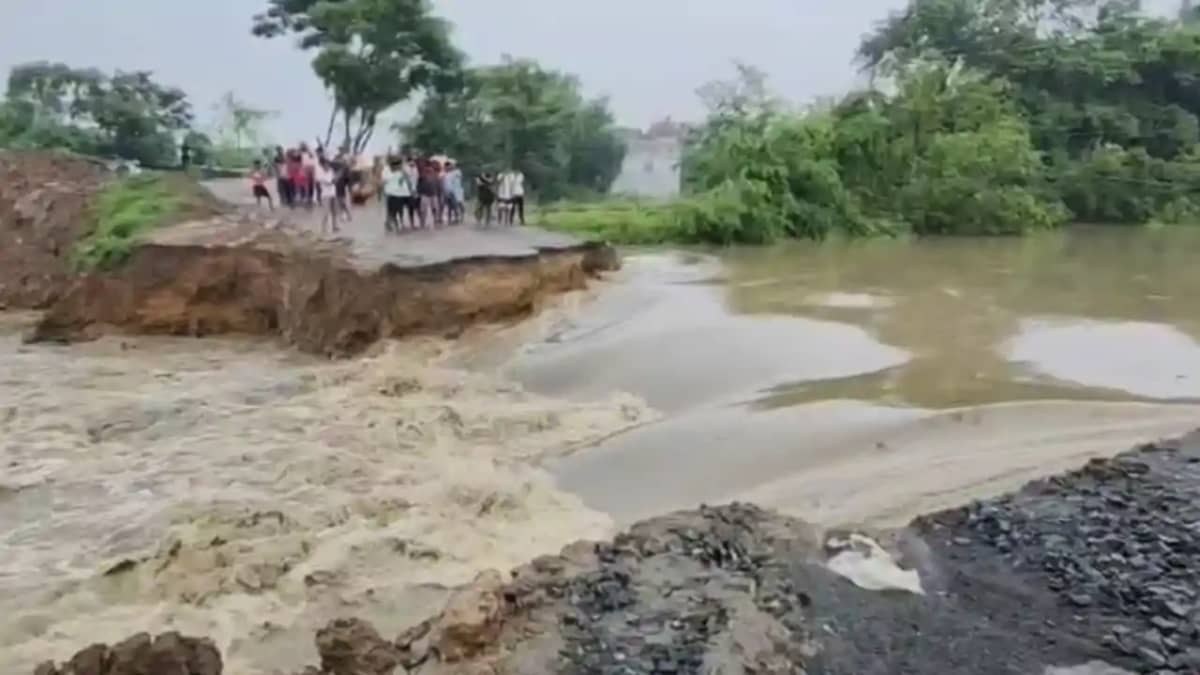 Bihar News : मुंगेर में पानी के तेज बहाव से बहा डायवर्सन, खे Bihar News : मुंगेर में पानी के तेज बहाव से बहा डायवर्सन, खे