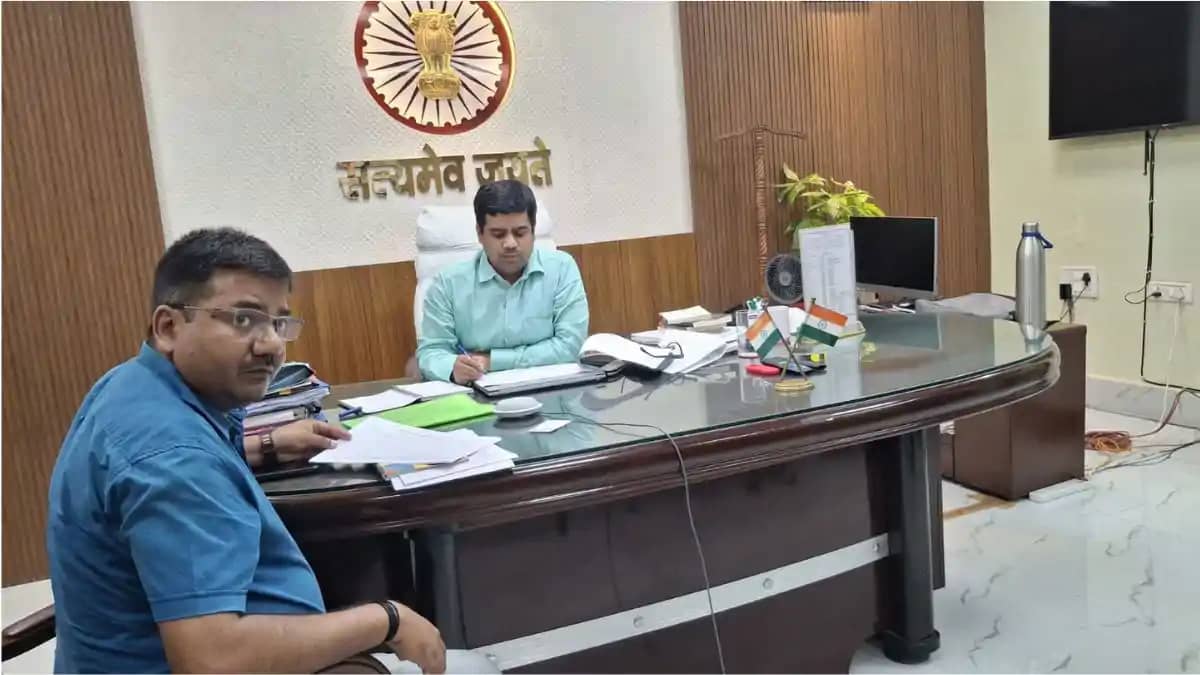 पीएम आवास योजना व मनरेगा की प्रगति की डीएम ने की समीक्षा, सम पीएम आवास योजना व मनरेगा की प्रगति की डीएम ने की समीक्षा, सम
