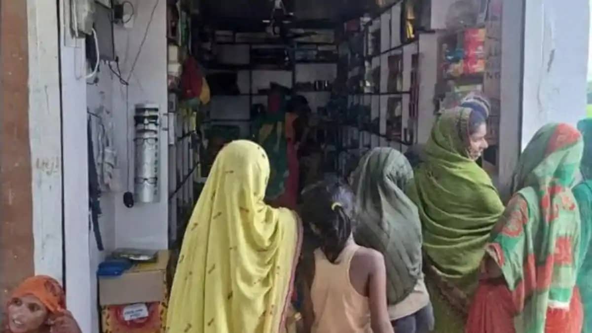 कपड़ा दुकान का शटर तोड़ 3.55 लाख की चोरी, सीसीटीवी कैमरे में कपड़ा दुकान का शटर तोड़ 3.55 लाख की चोरी, सीसीटीवी कैमरे में