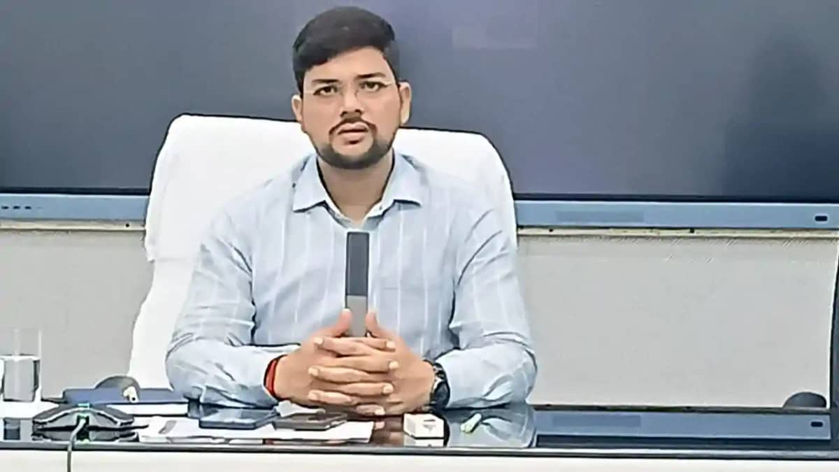 Bihar News : पूर्णिया कलेक्ट्रेट में पीड़ित महिलाओं को एक ही Bihar News : पूर्णिया कलेक्ट्रेट में पीड़ित महिलाओं को एक ही