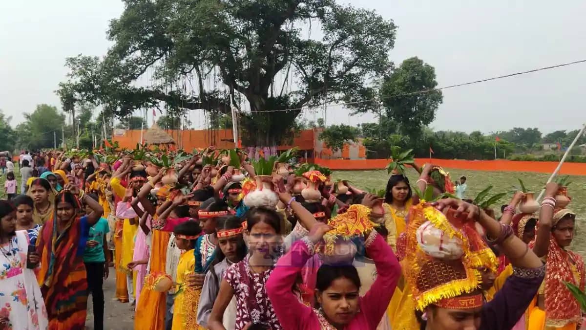 Bihar News: पूर्णिया में नवकुंज महायज्ञ को लेकर निकली भव्य क Bihar News: पूर्णिया में नवकुंज महायज्ञ को लेकर निकली भव्य क