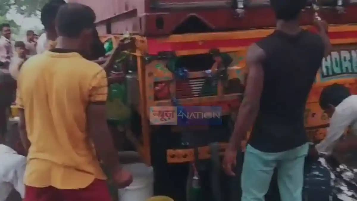 Cooking Oil Leaks on Highway Villagers Rush With Containers Cooking Oil Leaks on Highway Villagers Rush With Containers