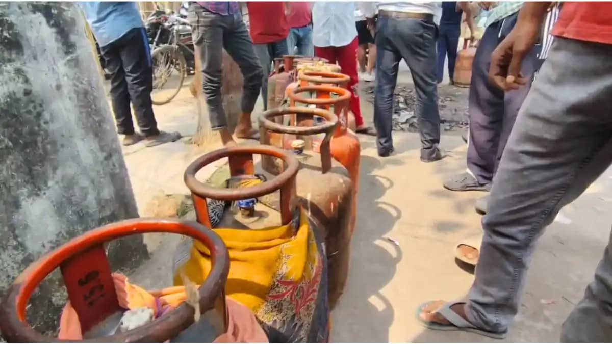 Bihar News : भागलपुर में रसोई गैस के लिए मचा हाहाकार, दाऊदवा Bihar News : भागलपुर में रसोई गैस के लिए मचा हाहाकार, दाऊदवा