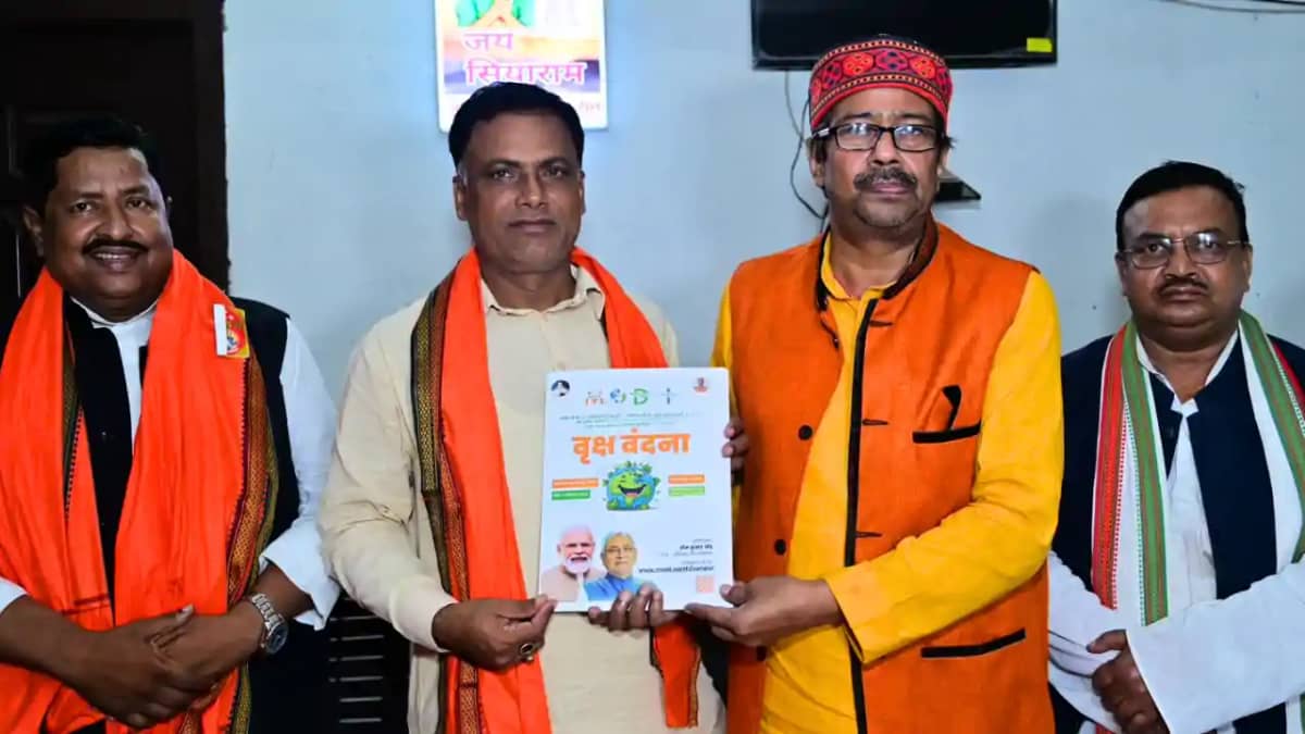 Bihar News : सोनपुर में ओम कुमार सिंह के नेतृत्व में वृक्ष व Bihar News : सोनपुर में ओम कुमार सिंह के नेतृत्व में वृक्ष व