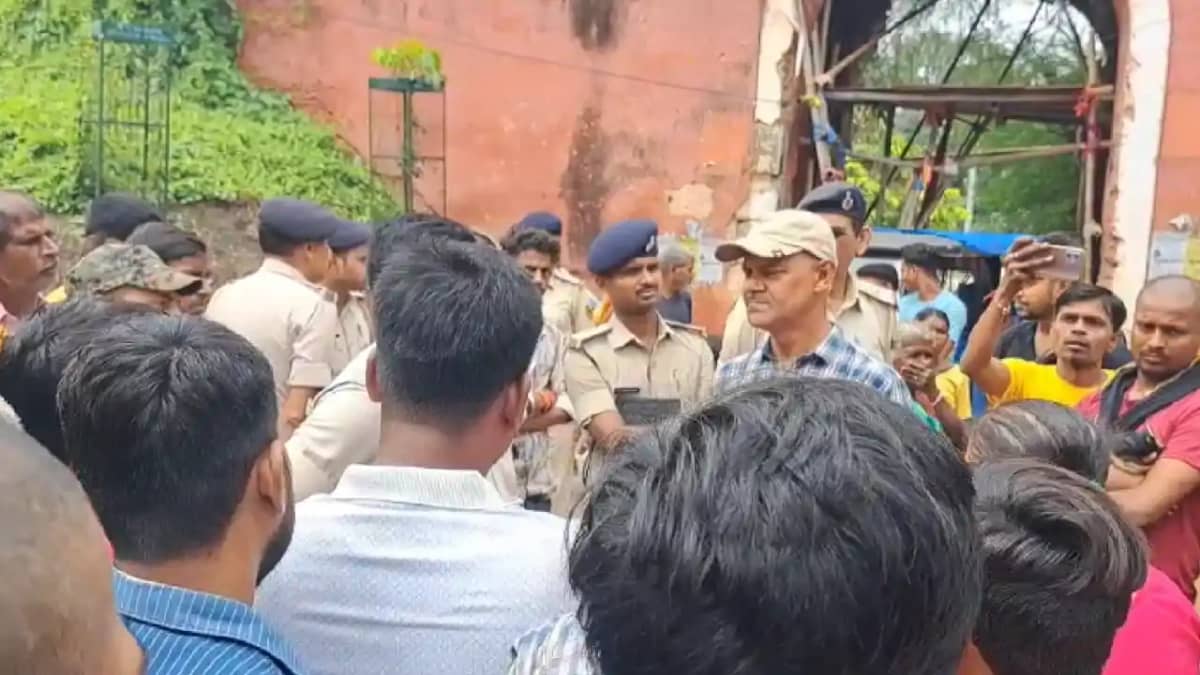 Bihar News : मुंगेर में ऐतिहासिक किला का द्वार बंद करने पर फ Bihar News : मुंगेर में ऐतिहासिक किला का द्वार बंद करने पर फ