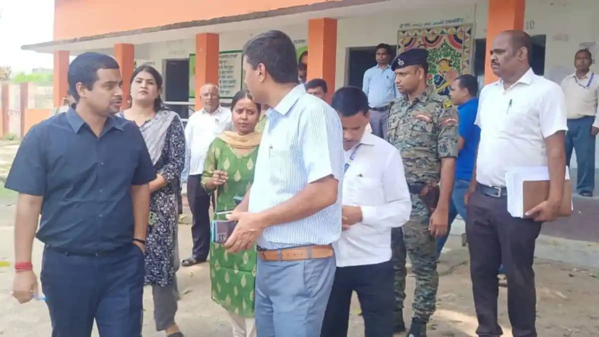 डीएम ने भूमि विवाद की सुनवाई के बाद विद्यालय का किया निरीक्ष डीएम ने भूमि विवाद की सुनवाई के बाद विद्यालय का किया निरीक्ष