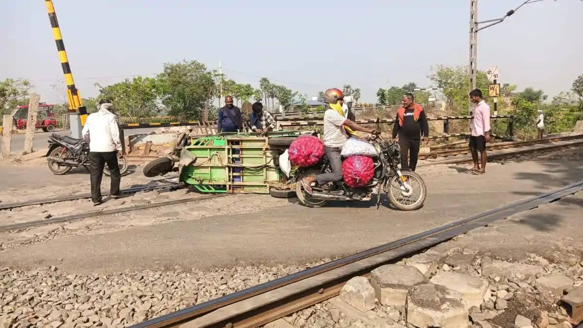 ट्रेन आने से पहले पटरी पर पलटा टोटो, स्थानीय लोगों और ट्रैफि ट्रेन आने से पहले पटरी पर पलटा टोटो, स्थानीय लोगों और ट्रैफि