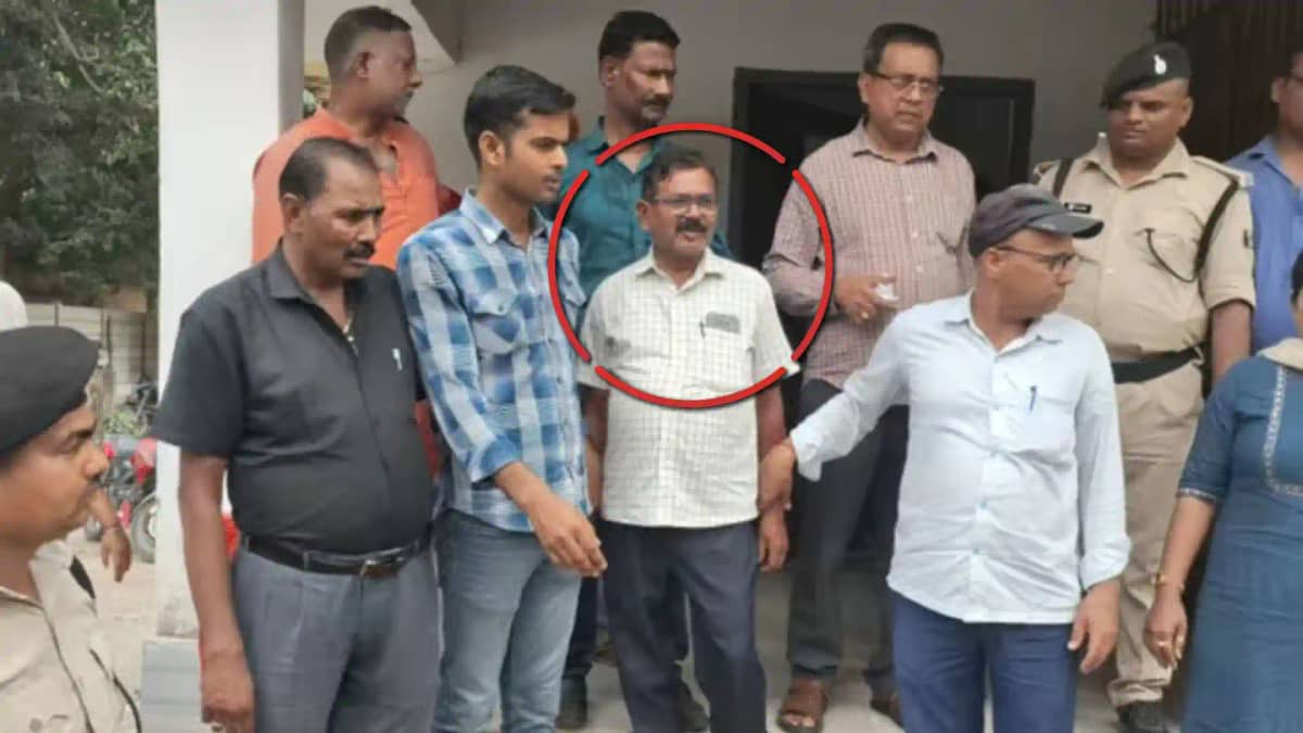 Purnea vigilance team arresting revenue employee for taking Purnea vigilance team arresting revenue employee for taking