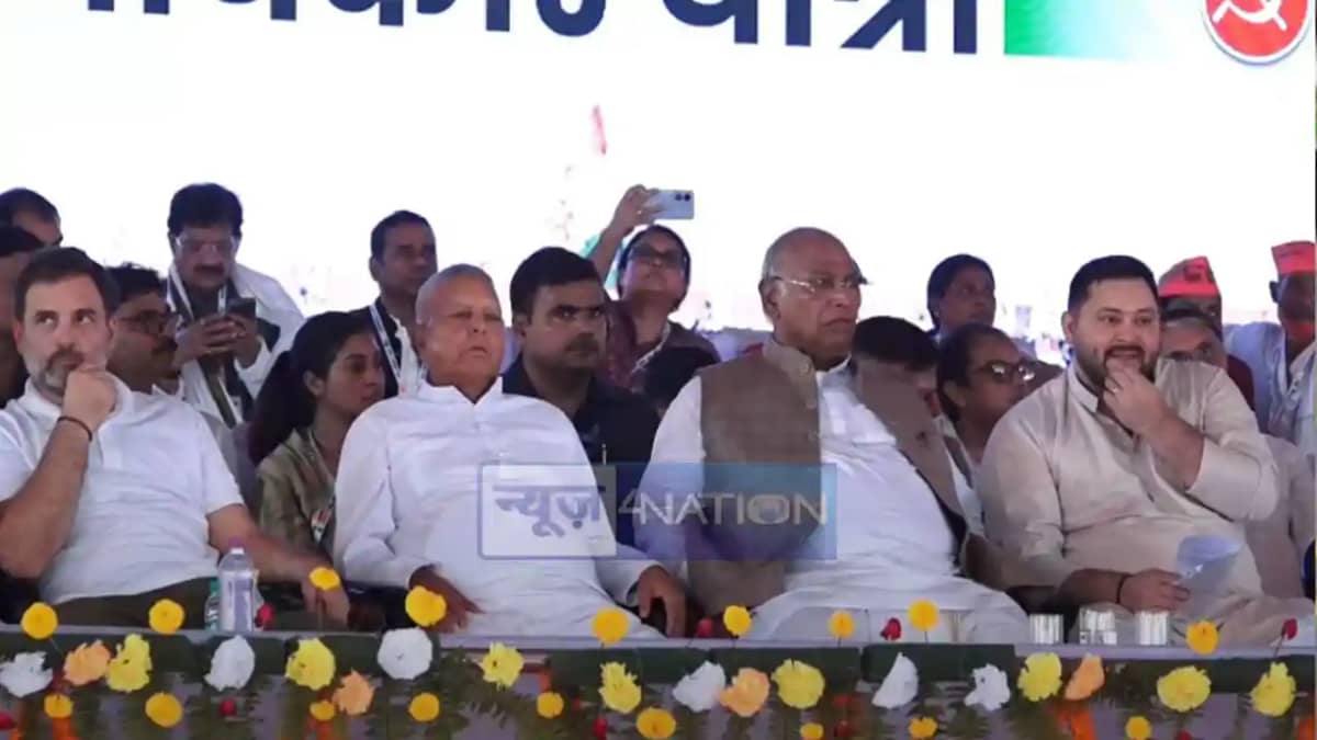 Vote Adhikar Yatra Lalu also on the stage Rahul Tejashwi Vote Adhikar Yatra Lalu also on the stage Rahul Tejashwi