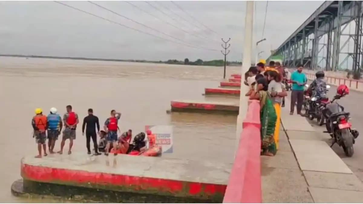 कोसी बराज पर रील बनाने के चक्कर में नदी में गिरा युवक, नेपाल कोसी बराज पर रील बनाने के चक्कर में नदी में गिरा युवक, नेपाल