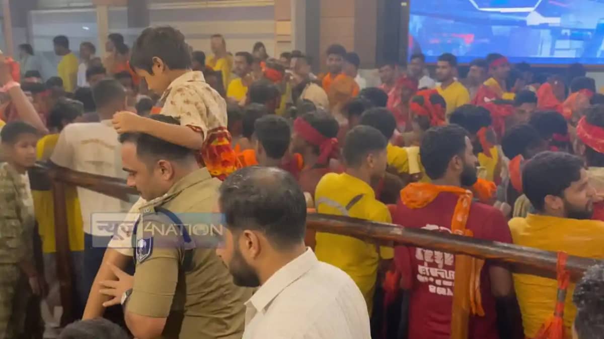 City SP Carries Child on Shoulder for Baba Garibnath Darshan City SP Carries Child on Shoulder for Baba Garibnath Darshan