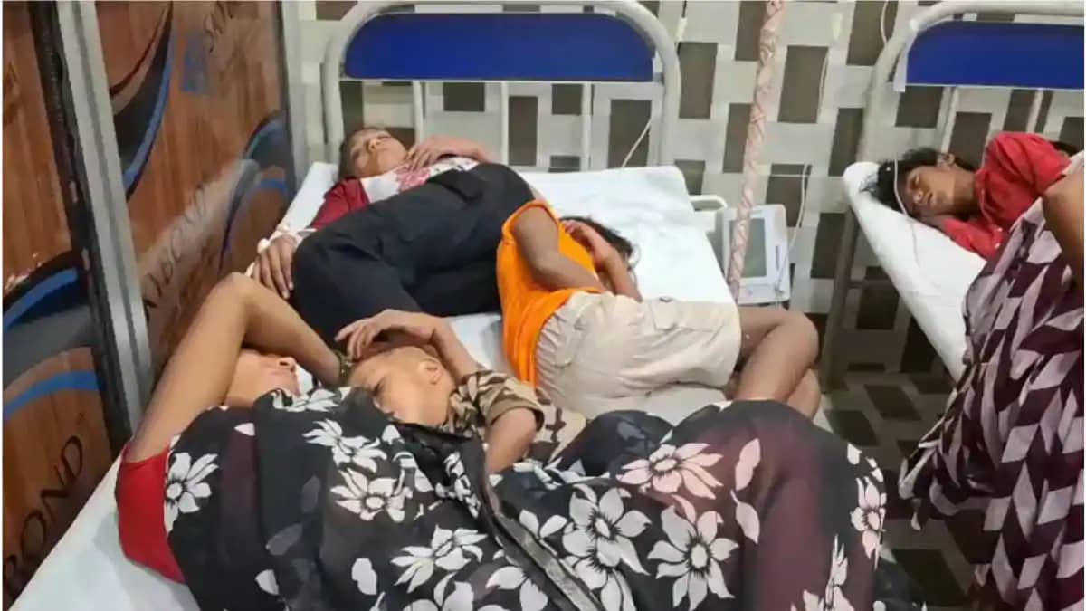 श्राद्ध भोज बना आफत: खाना खाते ही 15 लोग बीमार, मचा हड़कंप श्राद्ध भोज बना आफत: खाना खाते ही 15 लोग बीमार, मचा हड़कंप