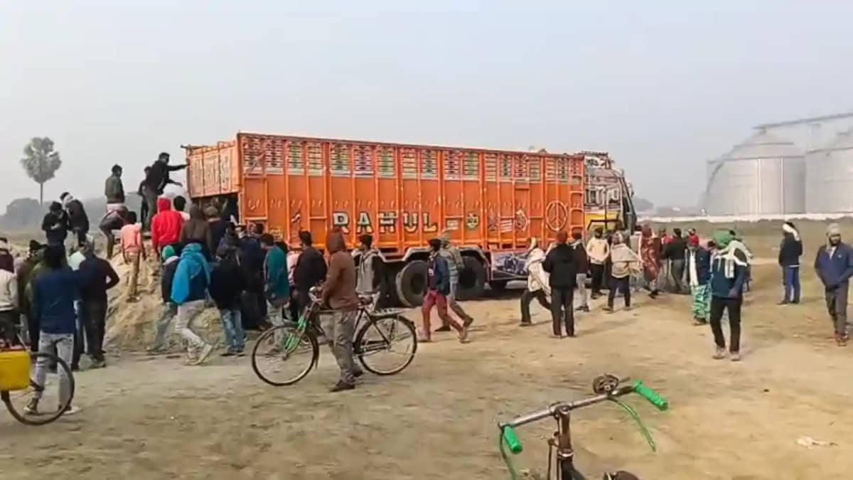 Bihar News : कटिहार में गौ तस्करी का भंडाफोड़, हिन्दू संगठन क Bihar News : कटिहार में गौ तस्करी का भंडाफोड़, हिन्दू संगठन क