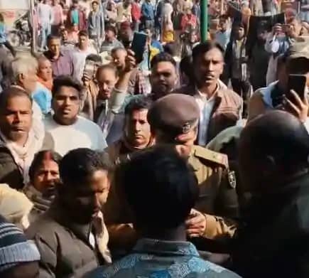 सरेराह 'कलयुगी' पति की कुटाई: पहली पत्नी को बेतिया स्टेशन पर सरेराह 'कलयुगी' पति की कुटाई: पहली पत्नी को बेतिया स्टेशन पर