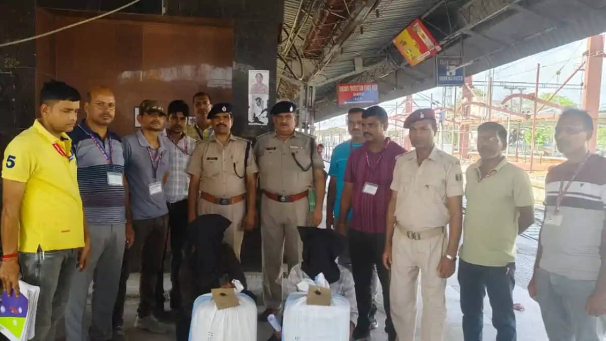 गया जंक्शन पर आरपीएफ की बड़ी स्ट्राइक: 12.540 किलो गांजे के गया जंक्शन पर आरपीएफ की बड़ी स्ट्राइक: 12.540 किलो गांजे के