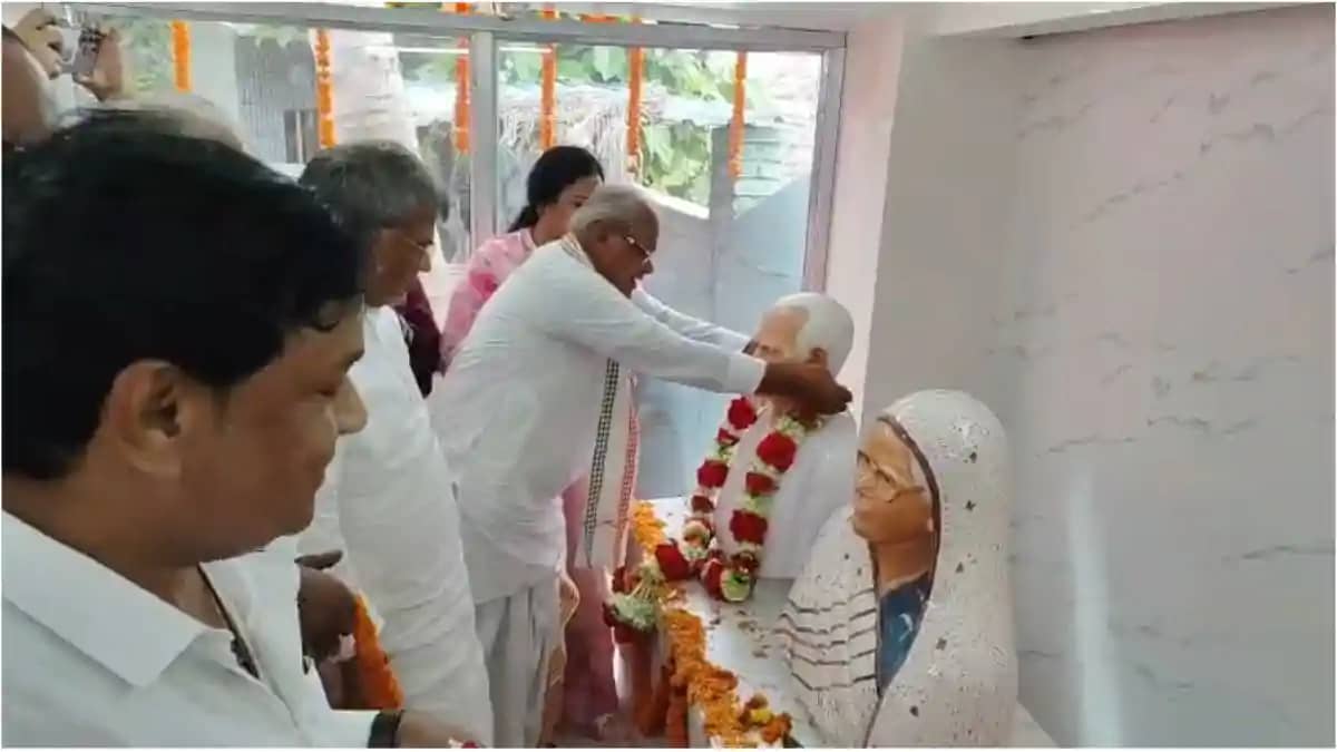 पूर्वजों की प्रतिमाओं का अनावरण कर भावुक हुए केंद्रीय मंत्री पूर्वजों की प्रतिमाओं का अनावरण कर भावुक हुए केंद्रीय मंत्री