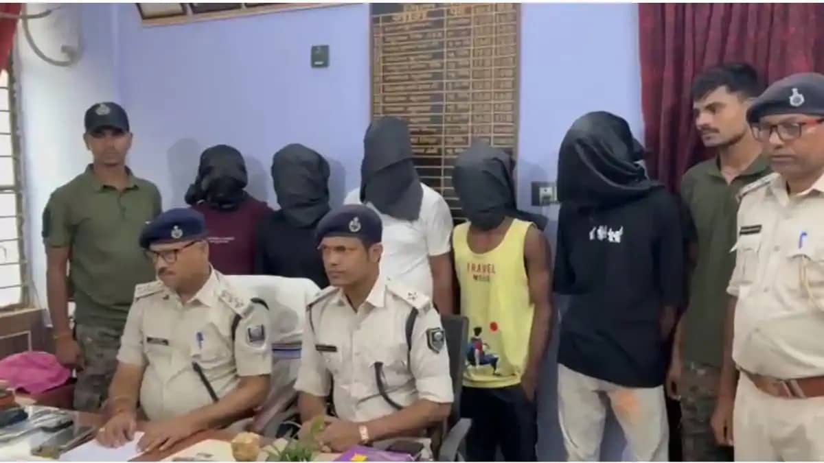 नवादा पुलिस की बड़ी कार्रवाई : 8 साइबर अपराधी गिरफ्तार, 13 म नवादा पुलिस की बड़ी कार्रवाई : 8 साइबर अपराधी गिरफ्तार, 13 म