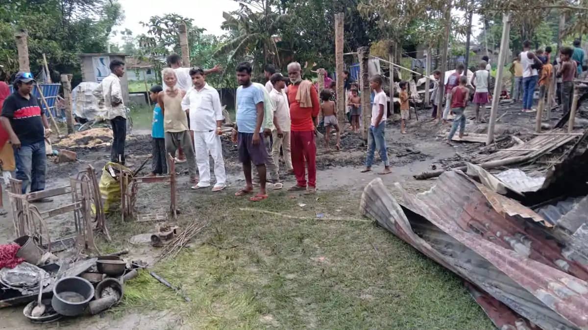 आगलगी के पीड़ित परिवारों से मिले युवा कांग्रेस प्रदेश सचिव, आगलगी के पीड़ित परिवारों से मिले युवा कांग्रेस प्रदेश सचिव,
