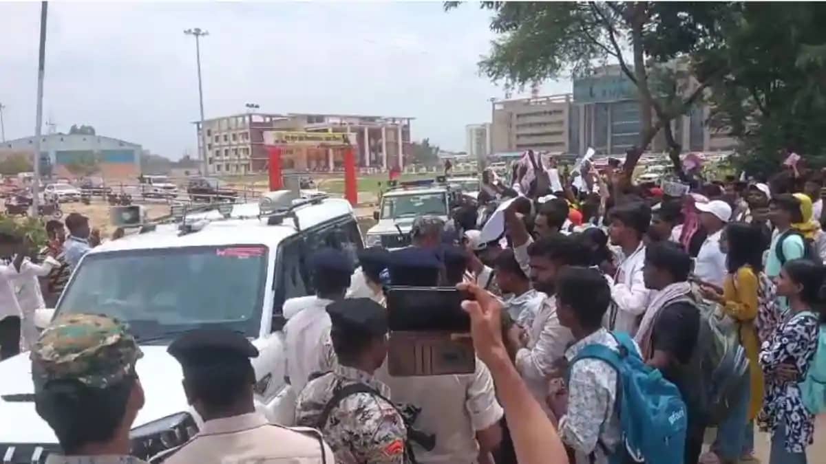 Black flag shown to Bihar Governor Black flag shown to Bihar Governor