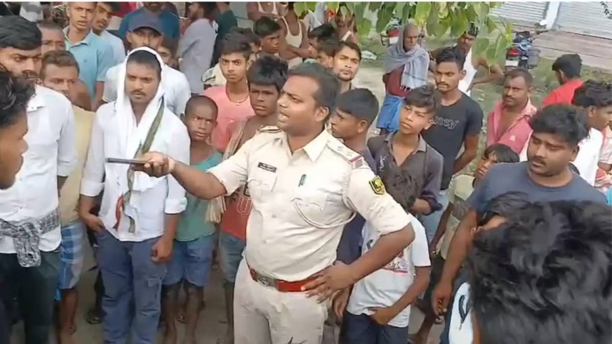 Bihar News : समस्तीपुर में दर्दनाक सड़क हादसा, अज्ञात वाहन क Bihar News : समस्तीपुर में दर्दनाक सड़क हादसा, अज्ञात वाहन क