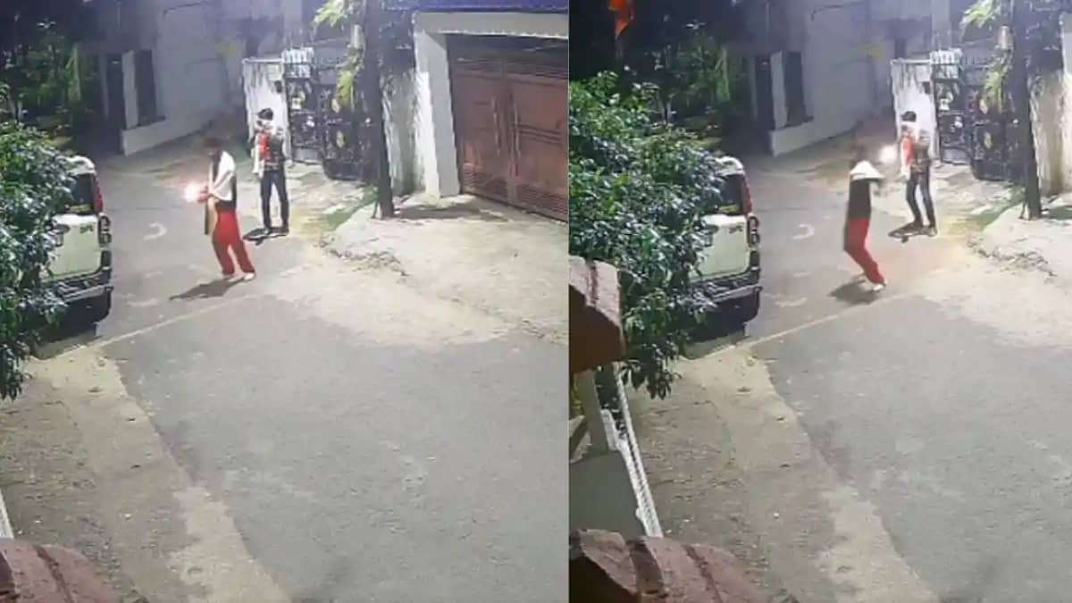 RSS दफ्तर पर पेट्रोल बम से हमला: सीसीटीवी में कैद हुई वारदात RSS दफ्तर पर पेट्रोल बम से हमला: सीसीटीवी में कैद हुई वारदात