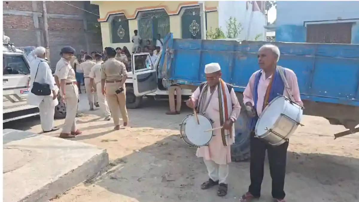 नाबालिग से यौन शोषण के आरोपी के घर बारात लेकर पहुंची पुलिस, नाबालिग से यौन शोषण के आरोपी के घर बारात लेकर पहुंची पुलिस,