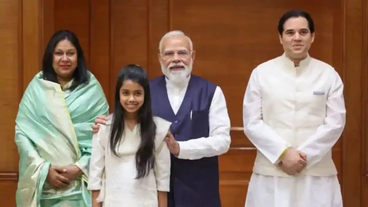 वरुण गांधी का राजनीतिक 'वनवास' खत्म? परिवार संग पीएम मोदी से वरुण गांधी का राजनीतिक 'वनवास' खत्म? परिवार संग पीएम मोदी से