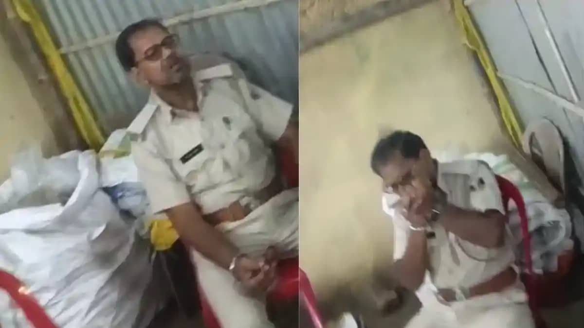 Bihar News : बेगूसराय में वर्दी पहनकर सरेआम ‘चिलम फूंकते’ दि Bihar News : बेगूसराय में वर्दी पहनकर सरेआम ‘चिलम फूंकते’ दि
