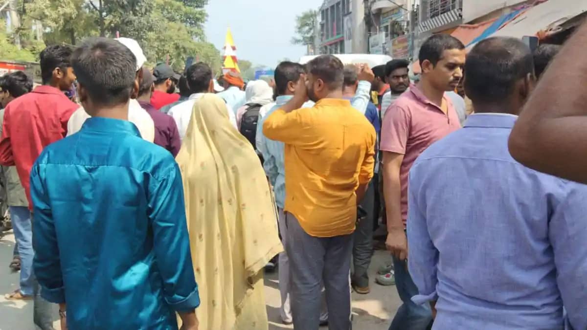 मरीज की मौत पर शिव हॉस्पिटल एंड ट्रामा सेंटर के बाहर हंगामा, मरीज की मौत पर शिव हॉस्पिटल एंड ट्रामा सेंटर के बाहर हंगामा,
