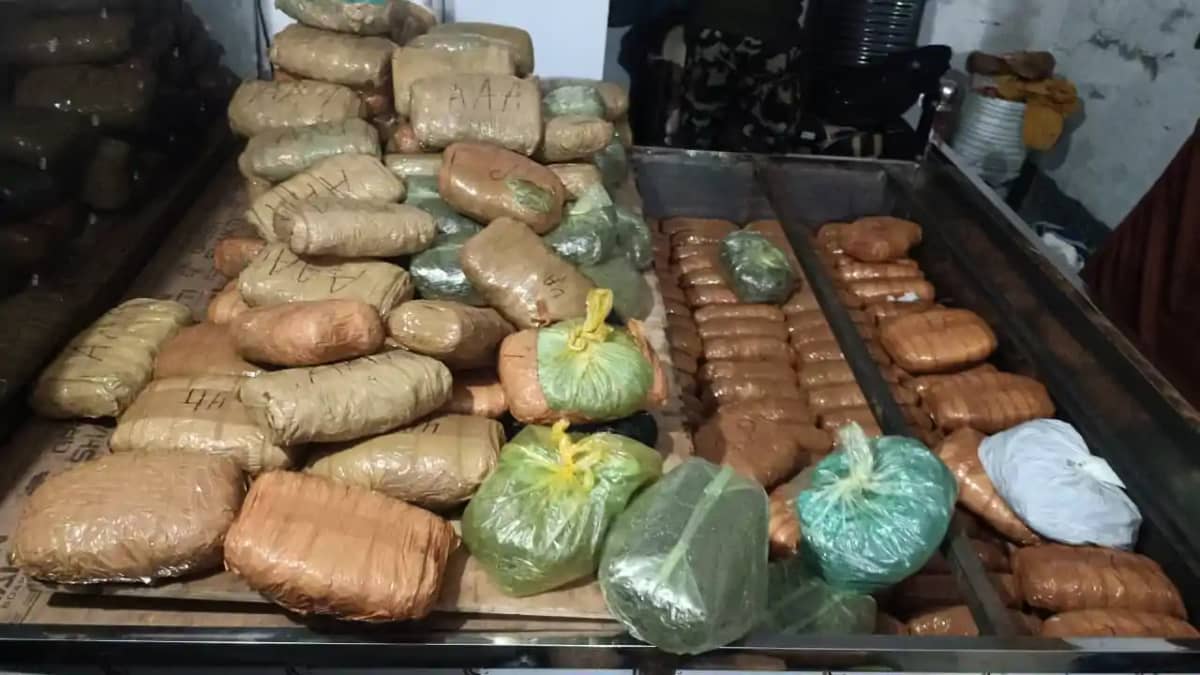 Bihar News : औरंगाबाद में मार्बल गोदाम की आड़ में अवैध धंधे Bihar News : औरंगाबाद में मार्बल गोदाम की आड़ में अवैध धंधे