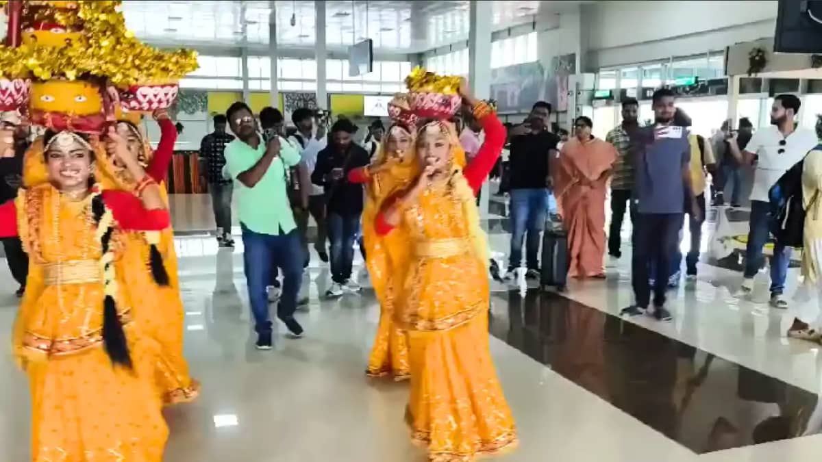Bihar News नवनिर्मित पूर्णिया एयरपोर्ट पर झिझिया नृत्य से हु Bihar News नवनिर्मित पूर्णिया एयरपोर्ट पर झिझिया नृत्य से हु