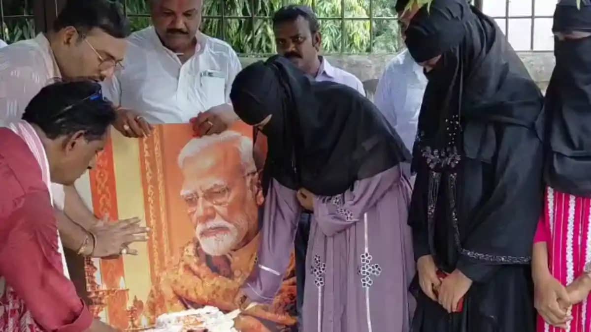 मुस्लिम महिलाओं ने अनूठे अंदाज में मनाया पीएम मोदी का जन्मदि मुस्लिम महिलाओं ने अनूठे अंदाज में मनाया पीएम मोदी का जन्मदि