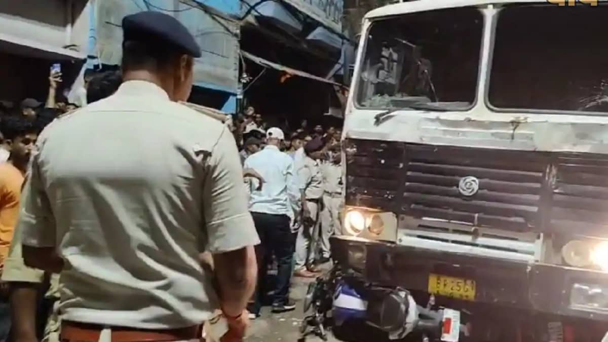 Bihar Accident - ब्रेक फेल होने से ट्रक हुआ बेकाबू, तीन बाइक Bihar Accident - ब्रेक फेल होने से ट्रक हुआ बेकाबू, तीन बाइक