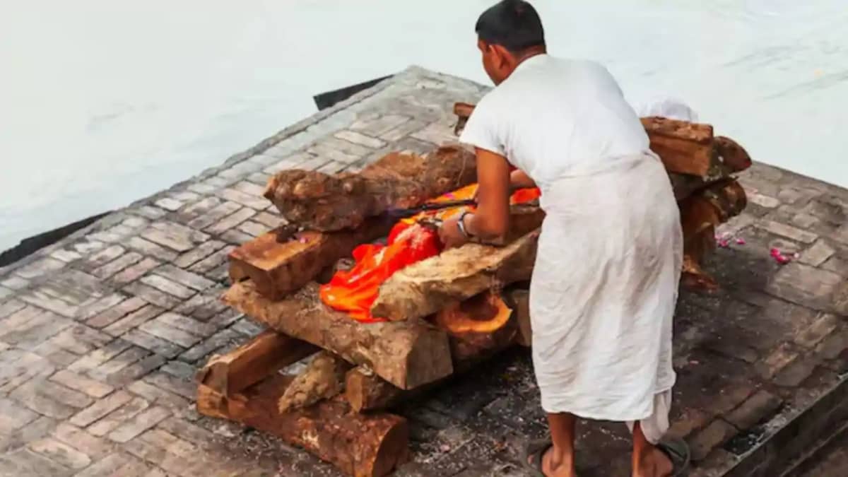 क्या सिर्फ बेटा ही दे सकता है मुखाग्नि? जानिए परंपरा के पीछे क्या सिर्फ बेटा ही दे सकता है मुखाग्नि? जानिए परंपरा के पीछे