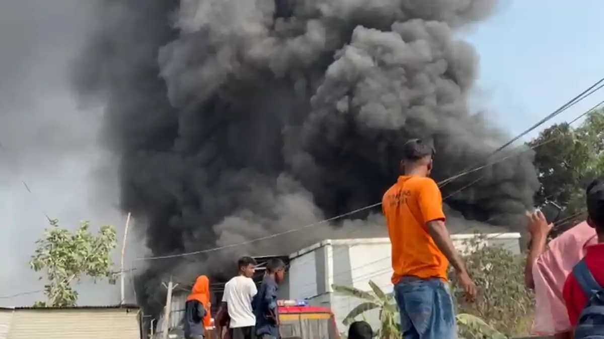 Bihar News : हाजीपुर इंडस्ट्रियल एरिया में फोम फैक्ट्री में Bihar News : हाजीपुर इंडस्ट्रियल एरिया में फोम फैक्ट्री में