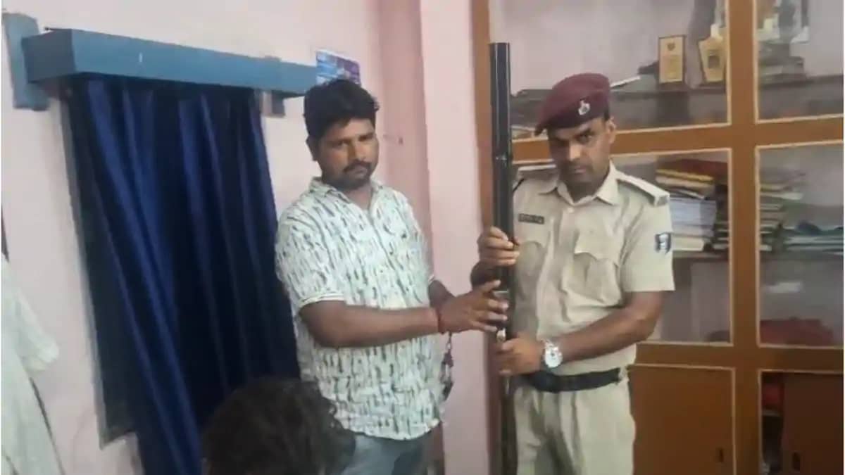 Bihar Crime : भागलपुर में रेल पुलिस ने की बड़ी कार्रवाई, इंट Bihar Crime : भागलपुर में रेल पुलिस ने की बड़ी कार्रवाई, इंट