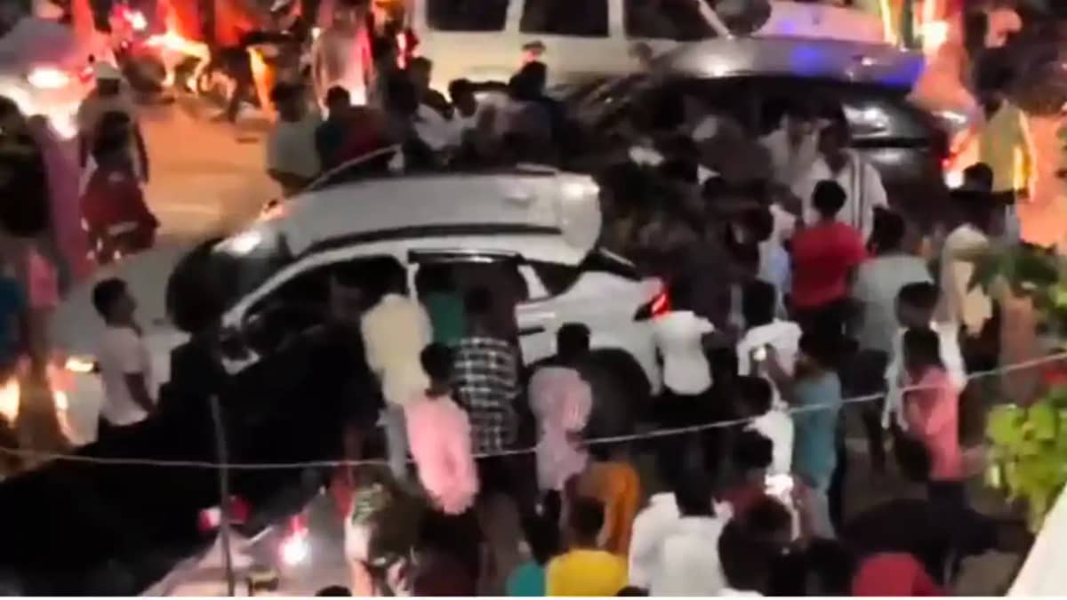 Bihar News : मुंगेर में कार में लोड शराब लूटकर भागे ग्रामीण, Bihar News : मुंगेर में कार में लोड शराब लूटकर भागे ग्रामीण,