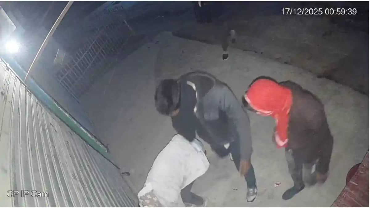 Bihar Crime : कटिहार में ज्वेलरी दुकान में शटर काटकर भीषण चो Bihar Crime : कटिहार में ज्वेलरी दुकान में शटर काटकर भीषण चो