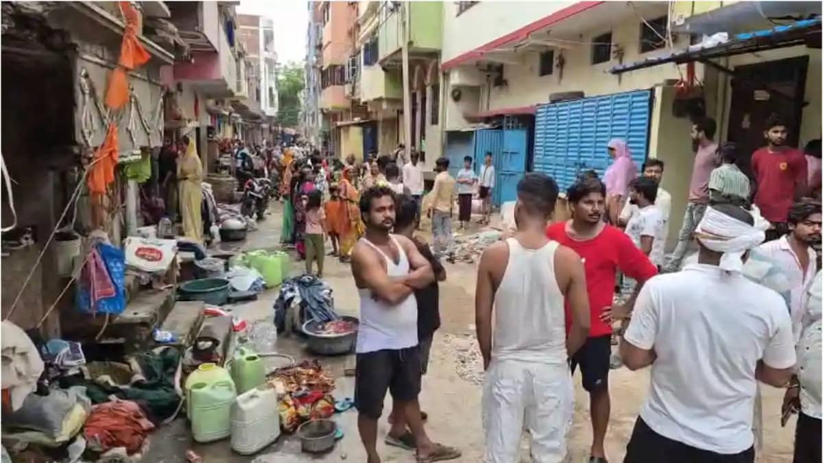 अचानक भरभराकर गिरी जर्जर दीवार : चपेट में आए दो मासूम बच्चों अचानक भरभराकर गिरी जर्जर दीवार : चपेट में आए दो मासूम बच्चों