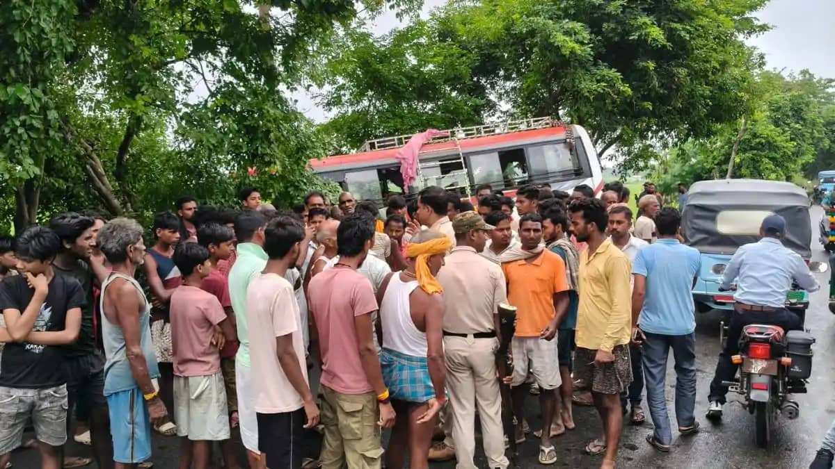 सुपौल में बड़ा हादसा टला: अनियंत्रित होकर पेड़ से टकराई यात् सुपौल में बड़ा हादसा टला: अनियंत्रित होकर पेड़ से टकराई यात्