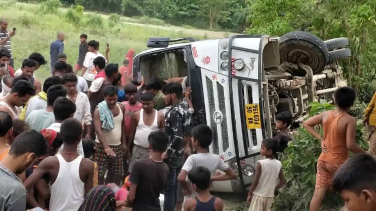 मोतीहारी में रफ्तार का कहर अनियन्त्रित होकर बस पलटी,डेढ़ दर्ज मोतीहारी में रफ्तार का कहर अनियन्त्रित होकर बस पलटी,डेढ़ दर्ज
