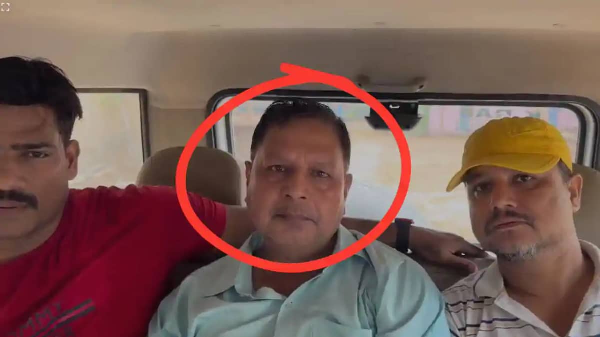 रोहतास में निगरानी ने प्रखंड शिक्षा पदाधिकारी को घुस लेते रं रोहतास में निगरानी ने प्रखंड शिक्षा पदाधिकारी को घुस लेते रं