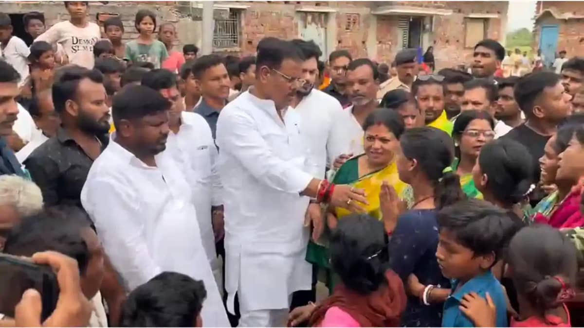 Bihar News : राजगीर मॉब लिंचिंग: पीड़ित परिवारों से मिले मंत Bihar News : राजगीर मॉब लिंचिंग: पीड़ित परिवारों से मिले मंत