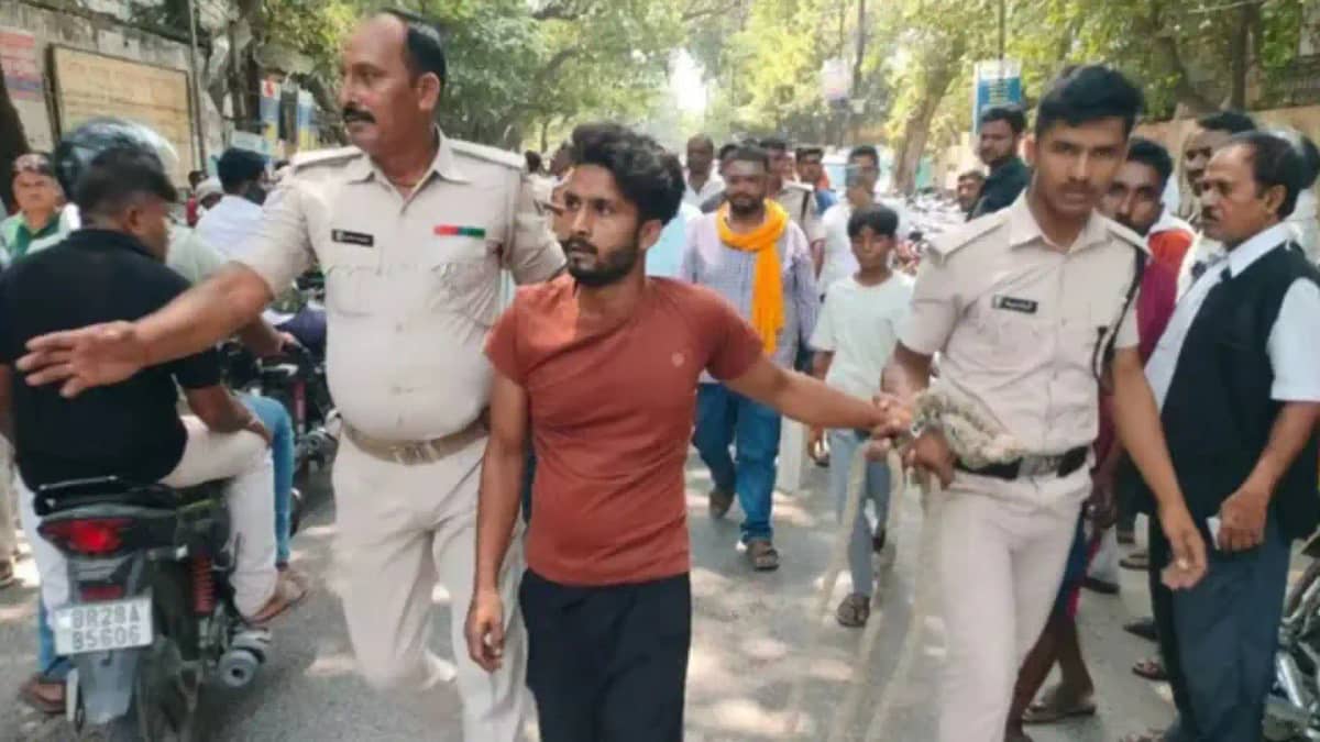 Gopalganj two prisoners flee from police custody Gopalganj two prisoners flee from police custody
