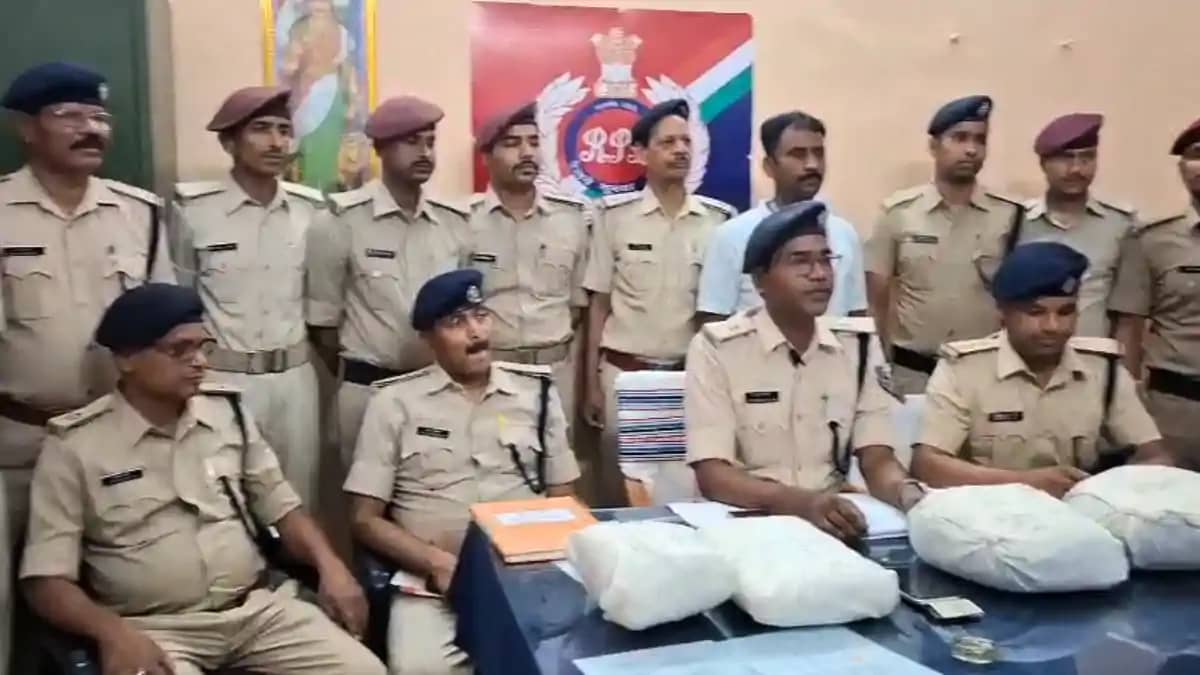 Bihar Crime : भागलपुर स्टेशन पर आरपीएफ और जीआरपी ने की कार्र Bihar Crime : भागलपुर स्टेशन पर आरपीएफ और जीआरपी ने की कार्र