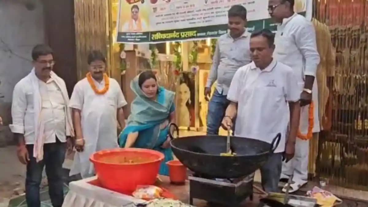Bihar News : ज्वेलरी दुकानदार ने खोला चाय पकौड़े का स्टॉल, कह Bihar News : ज्वेलरी दुकानदार ने खोला चाय पकौड़े का स्टॉल, कह