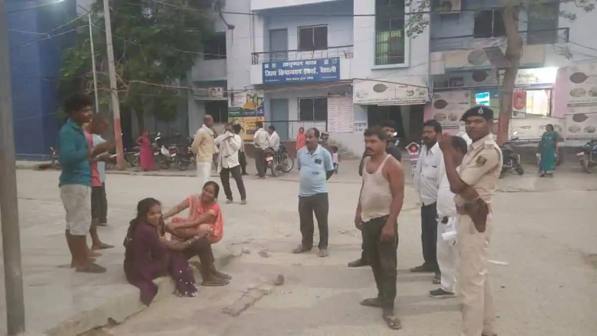 वैशाली में दर्दनाक हादसा: तेज रफ्तार बस ने अपने ही कंडक्टर क वैशाली में दर्दनाक हादसा: तेज रफ्तार बस ने अपने ही कंडक्टर क