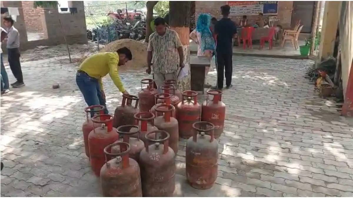 गैस सिलेंडर की कालाबाजारी का महाखुलासा : ग्राहक बनकर पहुंची गैस सिलेंडर की कालाबाजारी का महाखुलासा : ग्राहक बनकर पहुंची